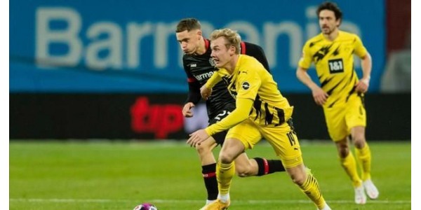 Bayer 04 Leverkusen porazil Borussia Dortmund 2: 1, aby získal podporu publika